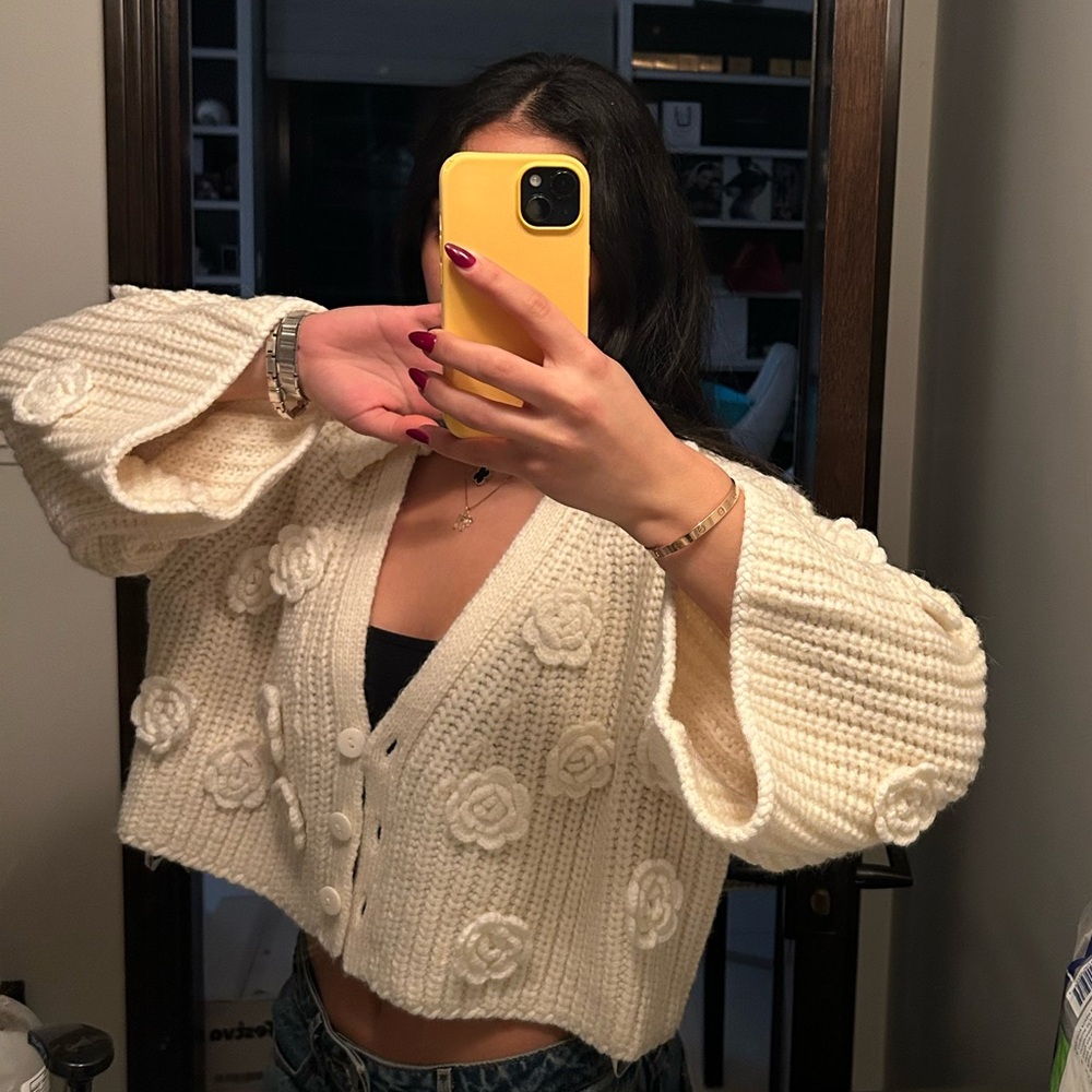 SOLD White cardigan with flower details 💌💌